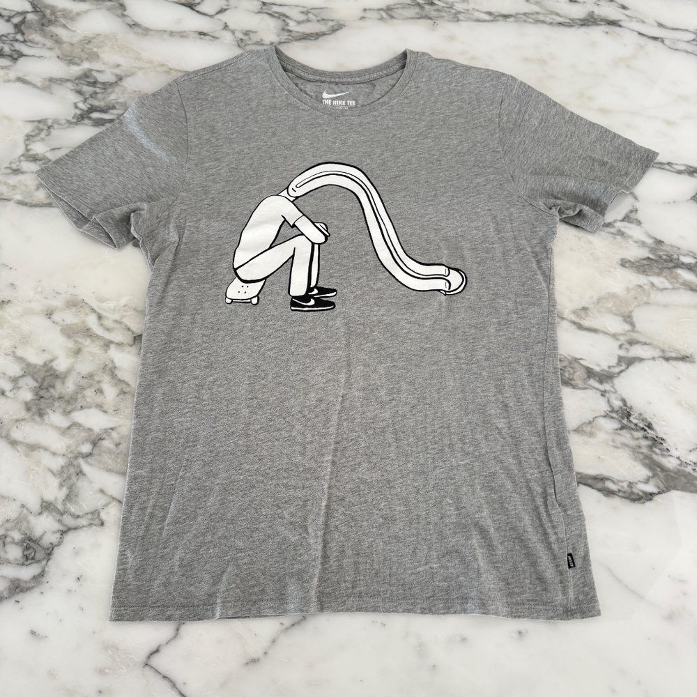 The Nike Tee Gray Long Head Print Short Sleeve‎ T Shirt Size M